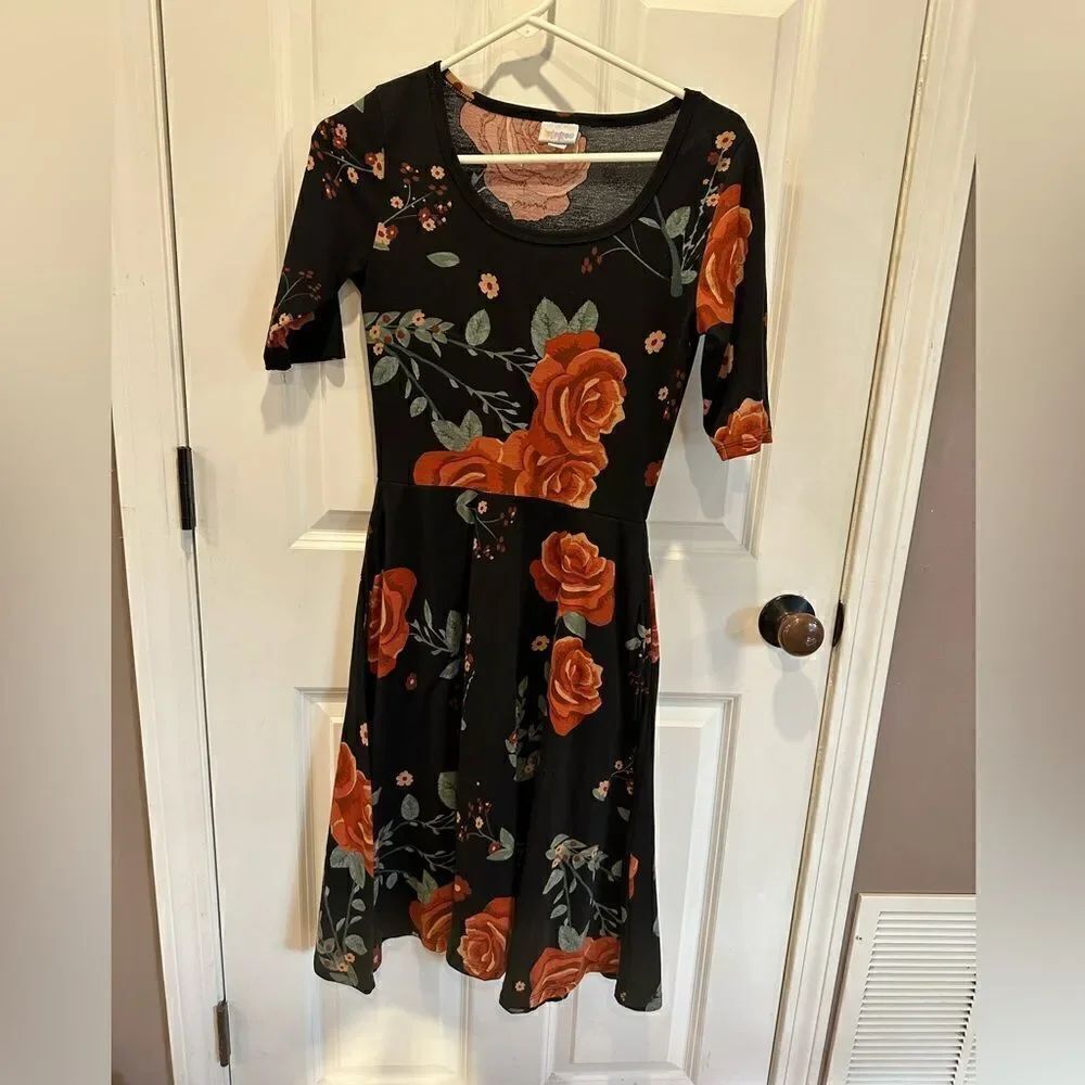 LularoeΒ smallβfittedβblackβfloralβshortβsleeveβmidiβdress